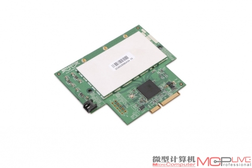 5GHz扩展模块采用mini PCI-E接口和主PCB相连。整个模块其实很简单，就是一颗BCM4360控制芯片，同样来自Broadcom。它提供802.11ac的5GHz无线连接，大支持1300Mb/s的速度。上面的铁壳内则是3根天线的信号放大结构。