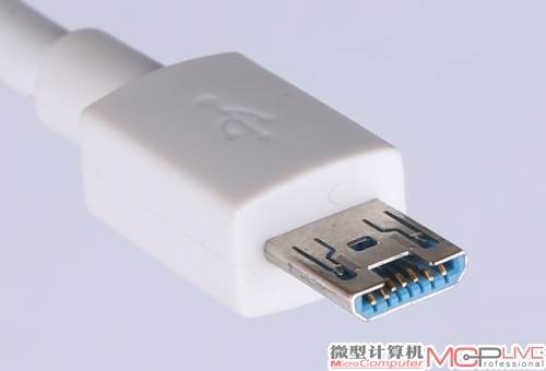 VOOC 闪充充电器microUSB 接口采用了7pin 设计，比普通接口的5pin 多2pin 以保证充电的稳定与安全。